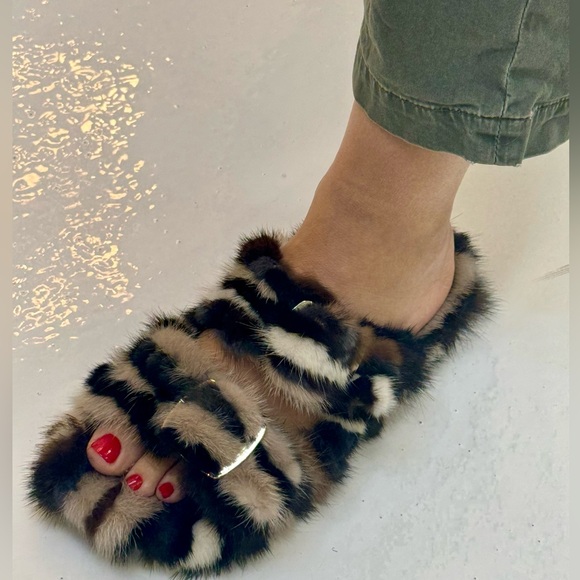 Brand New Never Been Worn 100% Mink shoes
Color: neutral multi - Picture 1 of 3